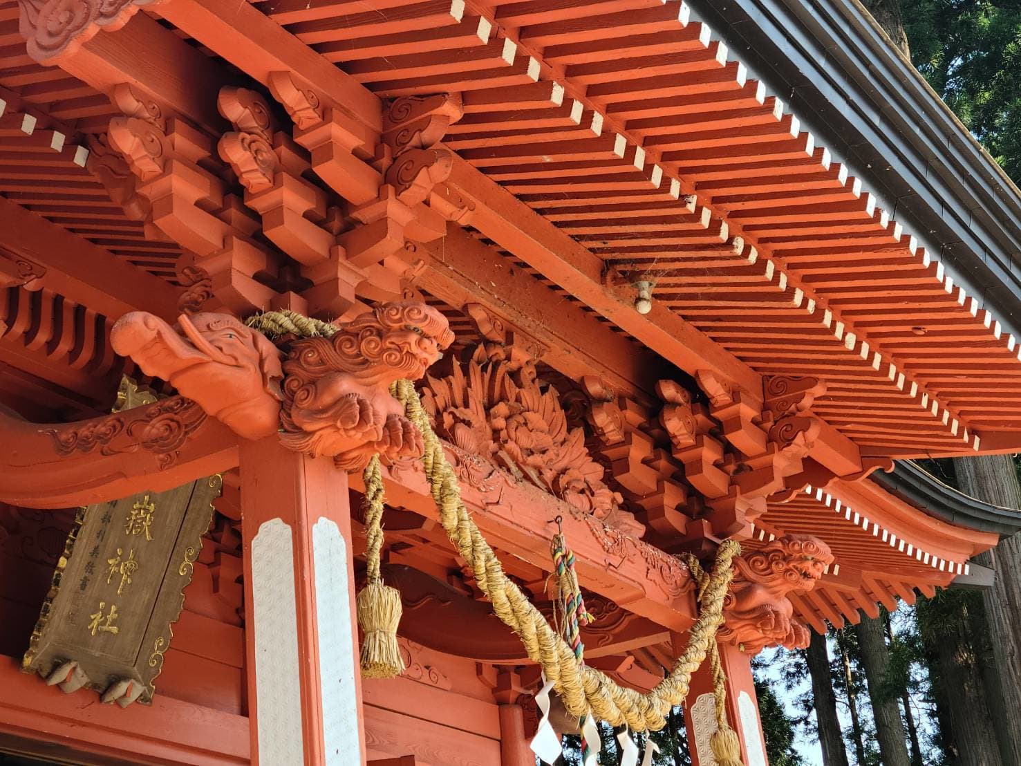 朱塗の社殿（花巻市指定有形文化財）