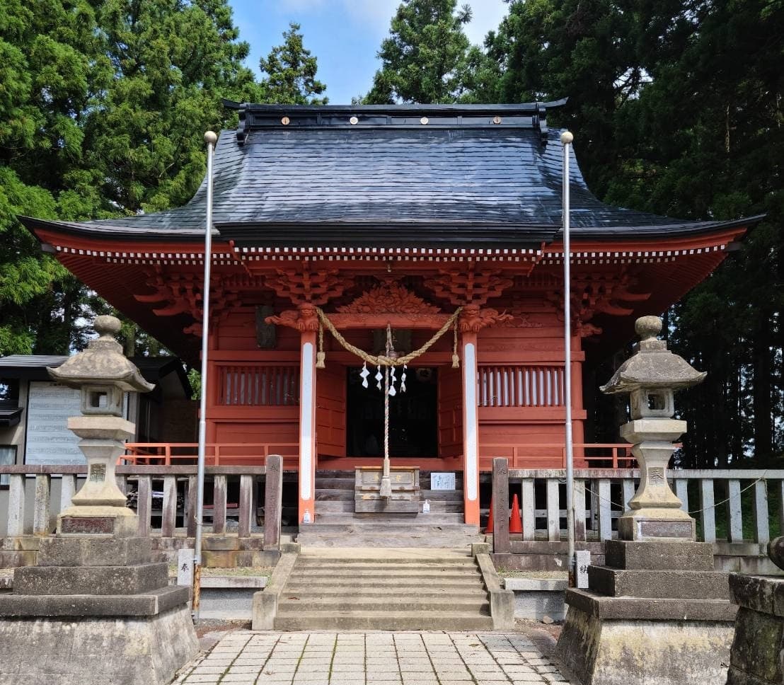 朱塗の社殿（花巻市指定有形文化財）